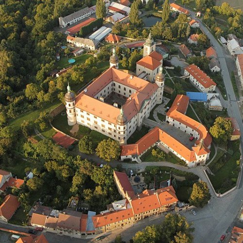 KOSTELEC NAD ČERNÝMI LESY