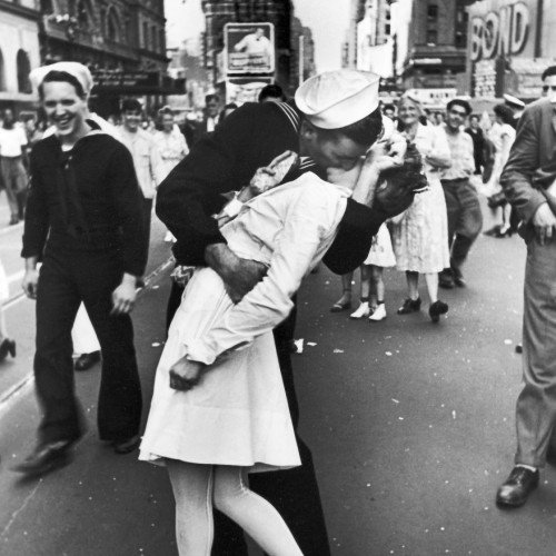 Sailor Kissing Nurse, Times Square, August 14, 1945